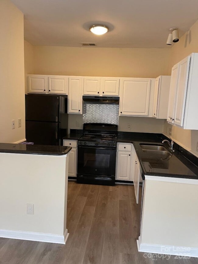 Building Photo - 2121 Lennox Square Rd