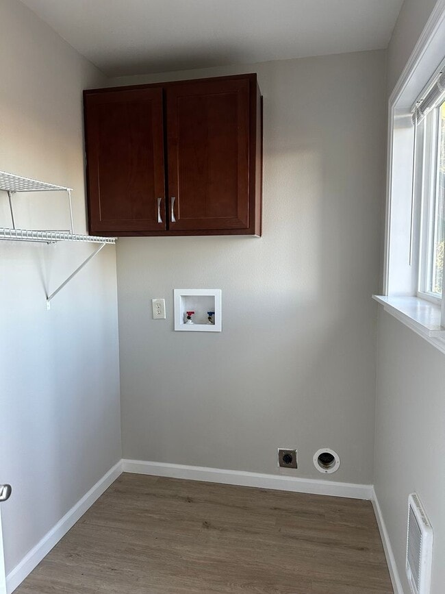 Building Photo - Updated House on 1/2 an Acre Near Spongs Landing Park! Pet Friendly!
