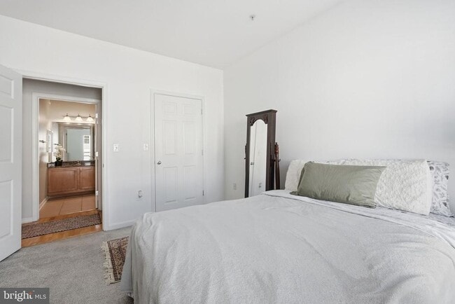 Building Photo - 4852 Eisenhower Ave