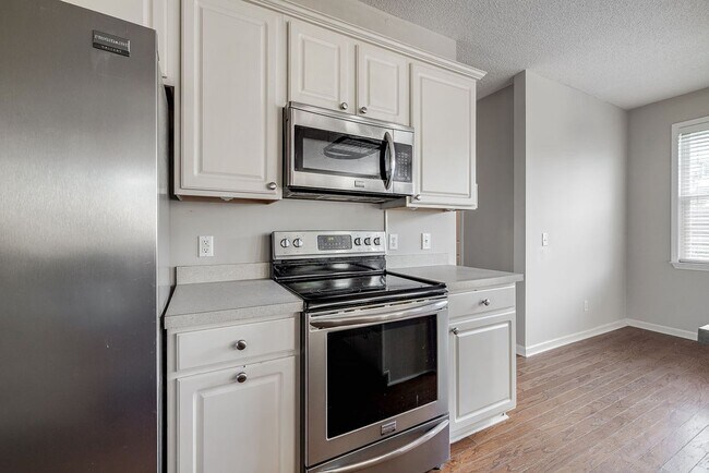 Building Photo - Beautiful Custom Home on Golf Course