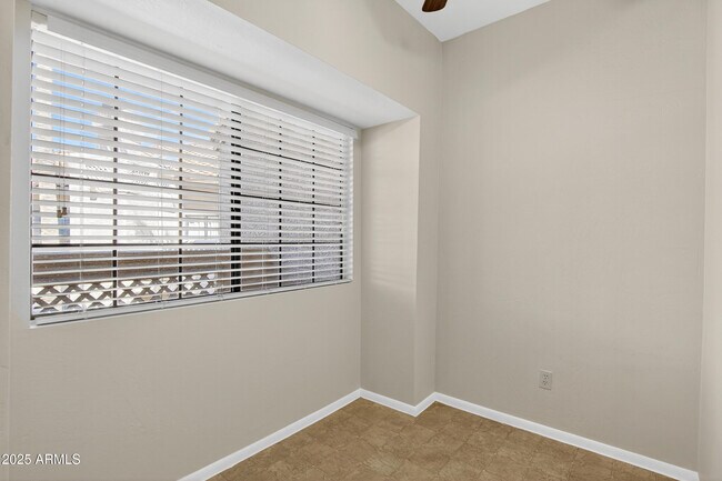 Building Photo - 930 N Mesa Dr