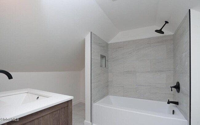 Building Photo - 1538 Nott St