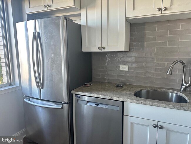 Building Photo - 8315 N Brook Ln