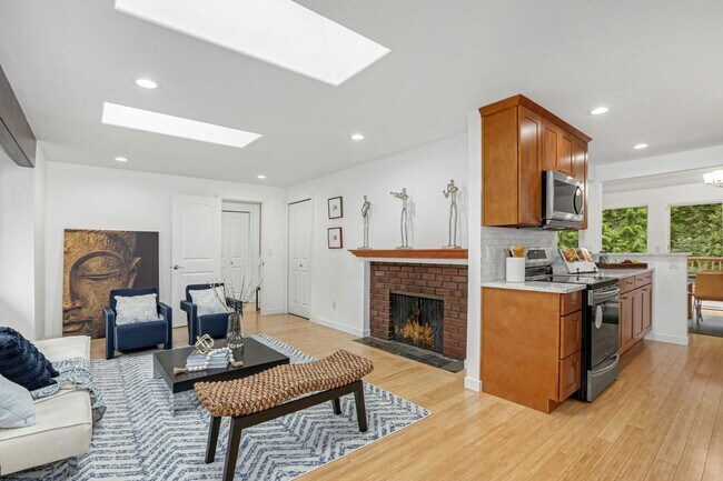 Building Photo - 5bd/2.5ba Bellevue Home