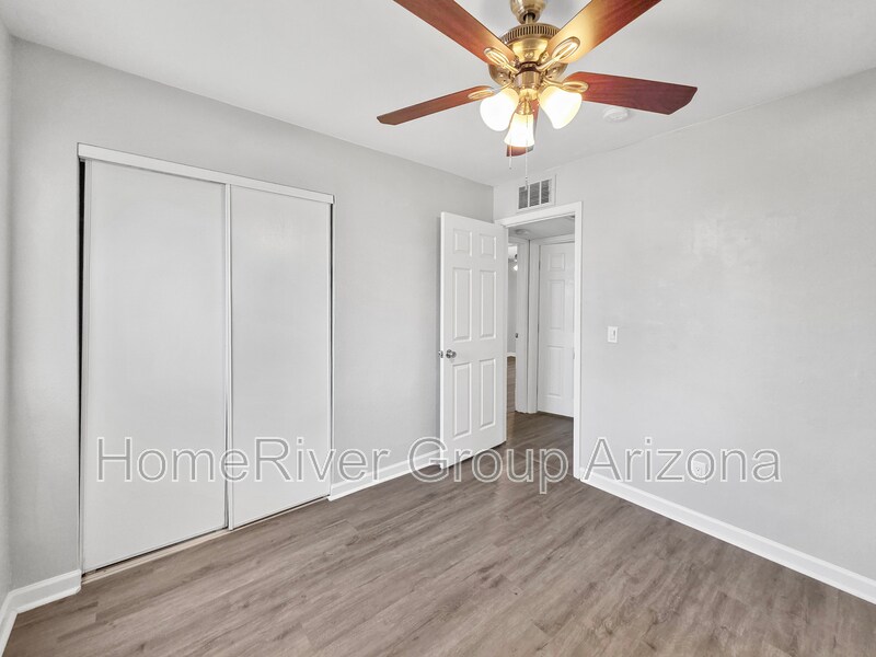 Building Photo - 2241 W Hartford Ave