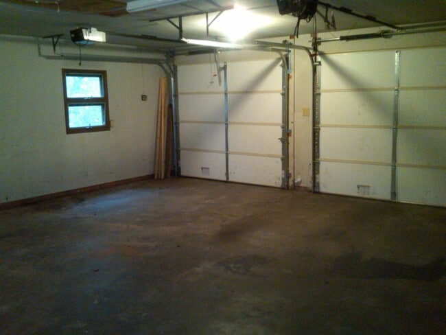 Building Photo - 4852 Rosewell Dr