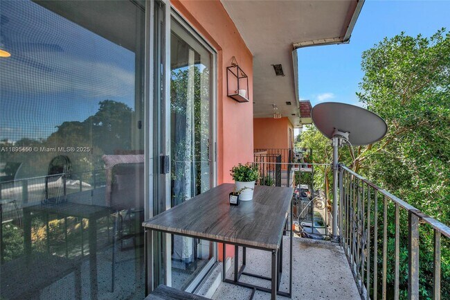 Building Photo - 458 SW 9th St