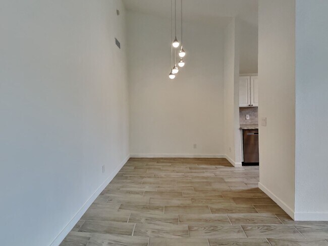 Building Photo - 828 S Langley Ave