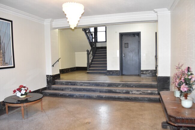 Building Photo - Penthouse One Bedroom