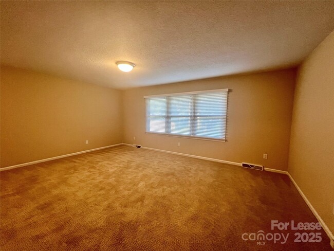 Building Photo - 294 Spicewood Cir