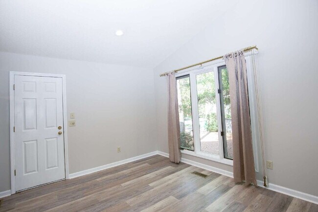 Building Photo - 50 Surry Cir N