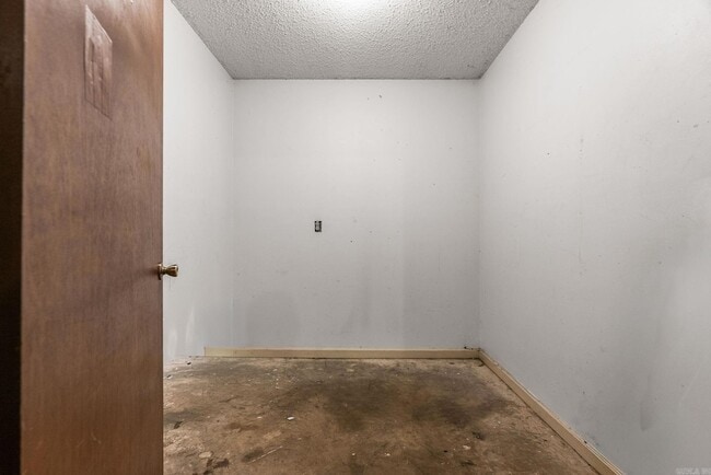 Building Photo - 19 Oak Forest Dr