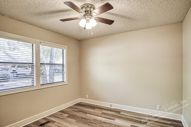 Building Photo - West Gate Area | LaCoruna Courts| Townhome | Unfurnished