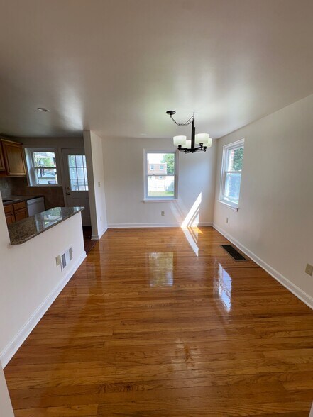 Building Photo - 1123 Elm Ave