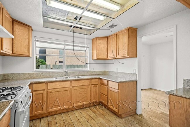 Building Photo - 661 Parkview Dr