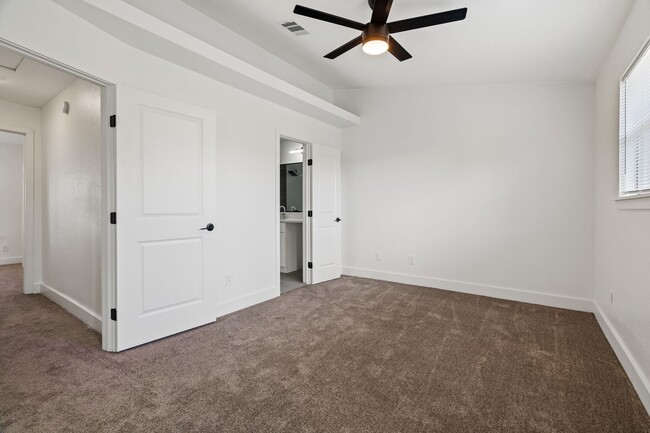 Building Photo - River Crossing Townhome - 2Bd-2.5BA - Redone to the Nines -  W/D - Resort Pool