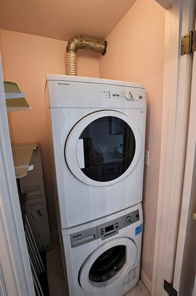 Mini laundry/ storage room - 3711 26th Pl W