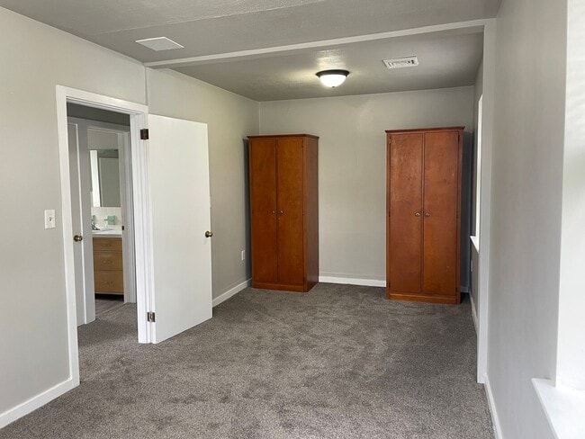 Building Photo - Charming NEWLY RENOVATED 2 Bedroom Apartme...
