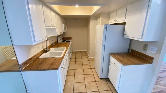 Building Photo - Two Bedroom, Two Bath in Orlando - Priced to Rent!