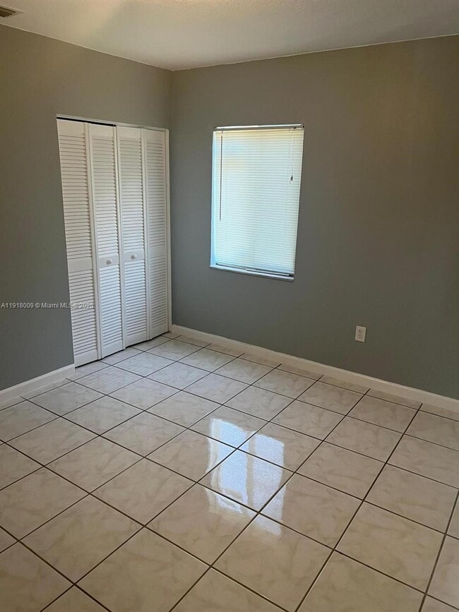 Building Photo - 3753 SW 26th Terrace