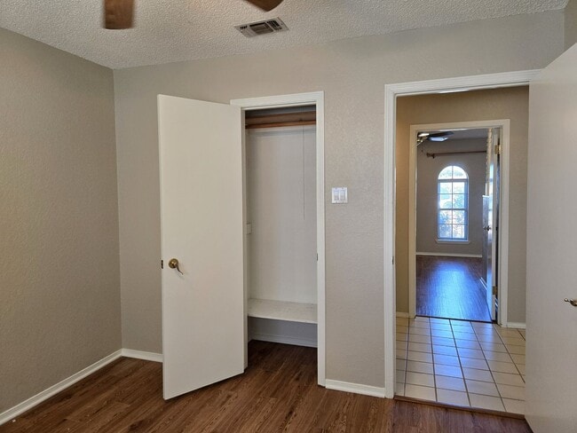 Building Photo - 3/2 Hewitt Home