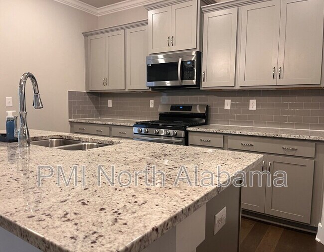 Building Photo - 14741 Greenleaf Dr