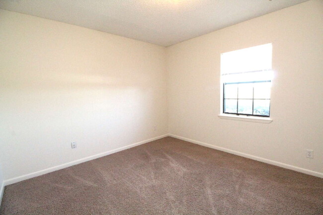 Building Photo - 2BR/1BA Apartment in Prime Pace Location –...