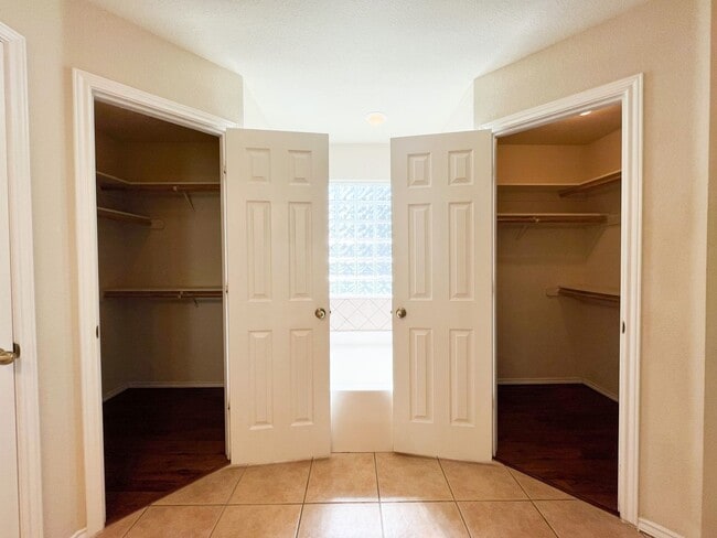 Building Photo - Available NOW!!!! Open floor plan features...