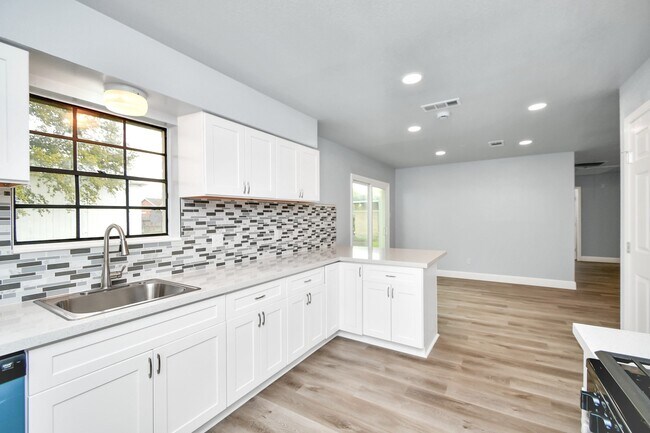 Building Photo - 6411 Hollow Oaks Dr