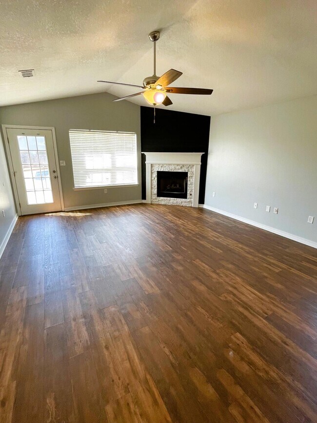 Building Photo - 744 Olivia Ct
