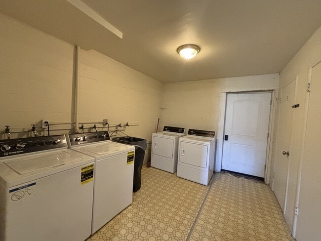 Building Photo - 599 Darwin St