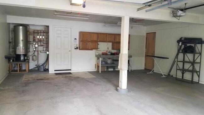 Building Photo - 320 Blackhawk Circle