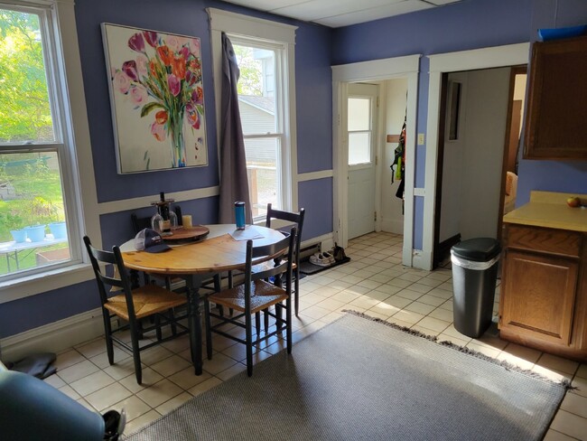 Building Photo - 3 Bed 2 Bath close to UWEC! Available June...