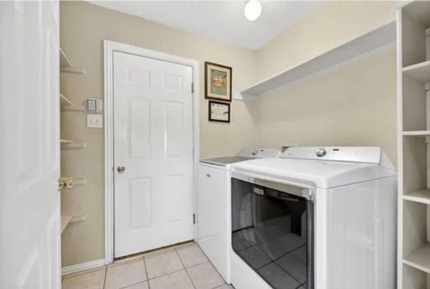 Building Photo - 1369 Royal Oaks Dr