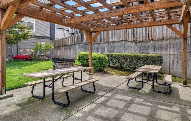 Building Photo - Beautiful Ground Level 1+br Condo ** Water/Sewer/Garbage Included **