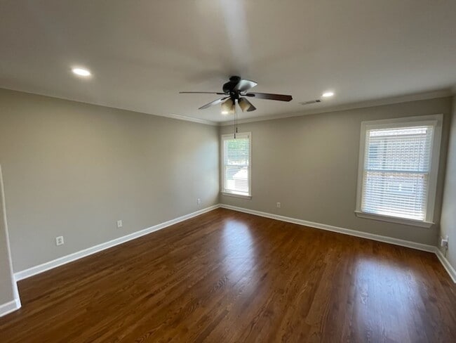 Building Photo - Luxurious home in Collierville with an ing...