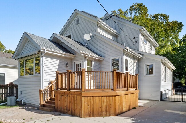 Building Photo - 120 S Vine St