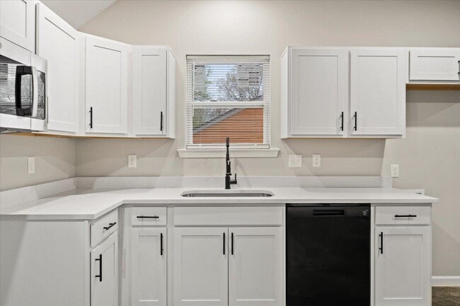 Building Photo - 2845 Yale Ave