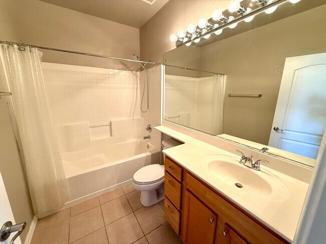 Building Photo - Move in Special! Half off 1st Month's Rent- Great 3 Bedroom Duplex near the Kingman Hospital!