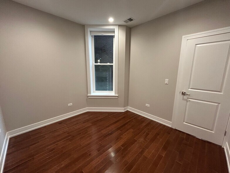 Building Photo - 1709 W Lunt Ave