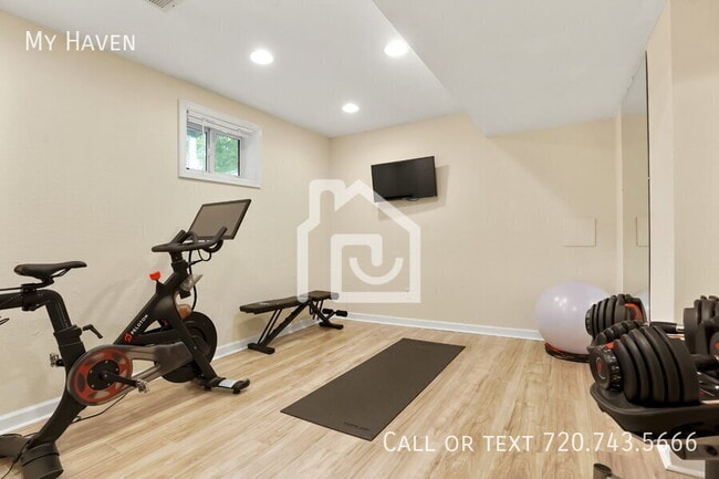 Building Photo - 481 S Washington St