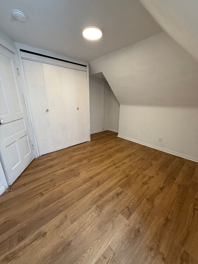 Building Photo - 204 Kismet St