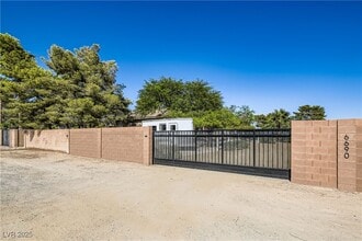 Building Photo - 6690 N Torrey Pines Dr