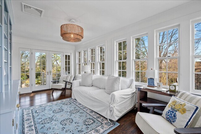 Building Photo - Manor Woods 5 Bedroom 2.5 Bathroom Colonial Home