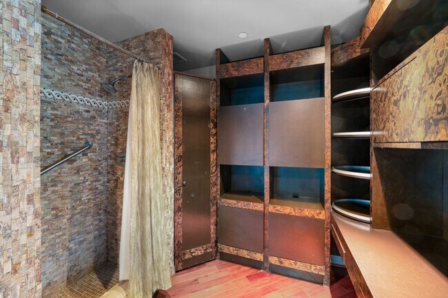 Building Photo - Gorgeous Park Laurel condominium