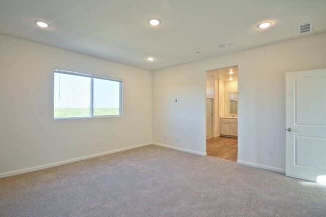 Building Photo - Newer home with solar AVAILABLE NOW!