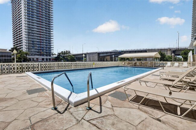 Building Photo - 1817 S Ocean Dr