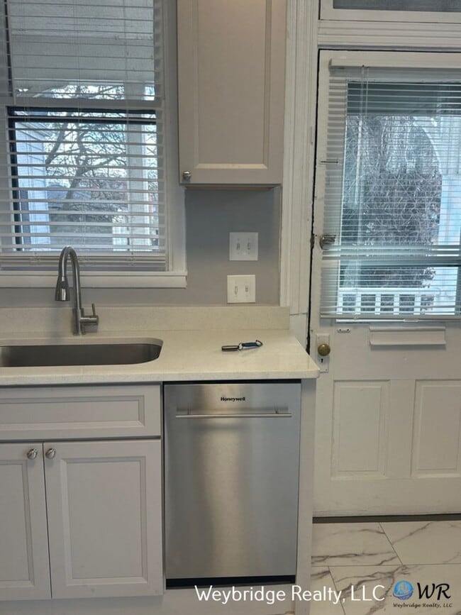 Building Photo - 8402 Curzon Ave