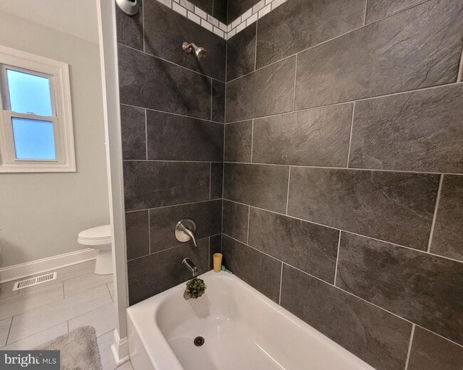 Building Photo - 302 Iris Rd