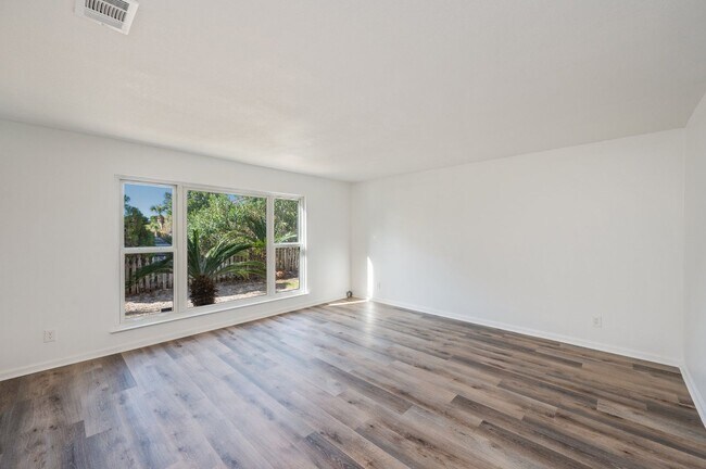 Building Photo - Spacious townhouse with large 2nd floor covered patio!